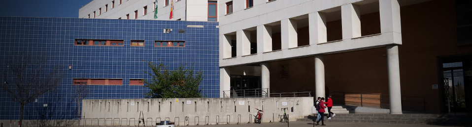 Exterior de la entrada principal de la Escuela Técnica Superior de Ingenierías Informática y de Telecomunicación