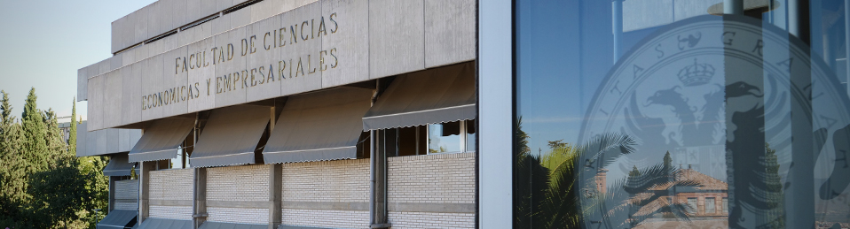 Fachada de la Facultad de Ciencias Económicas y Empresariales de Granada. A la derecha se ve el logo de la Universidad de Granada