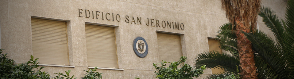 Fachada del Edificio San Jerónimo con árboles alrededor
